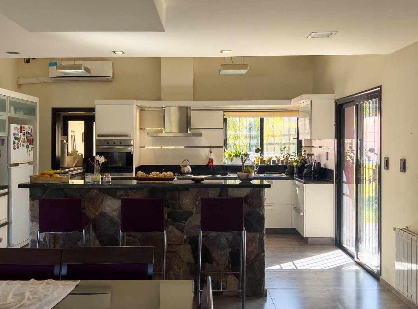 Foto de VENTA CASA 4 DORMITORIOS VILLA ALLENDE GOLF, imagen 1