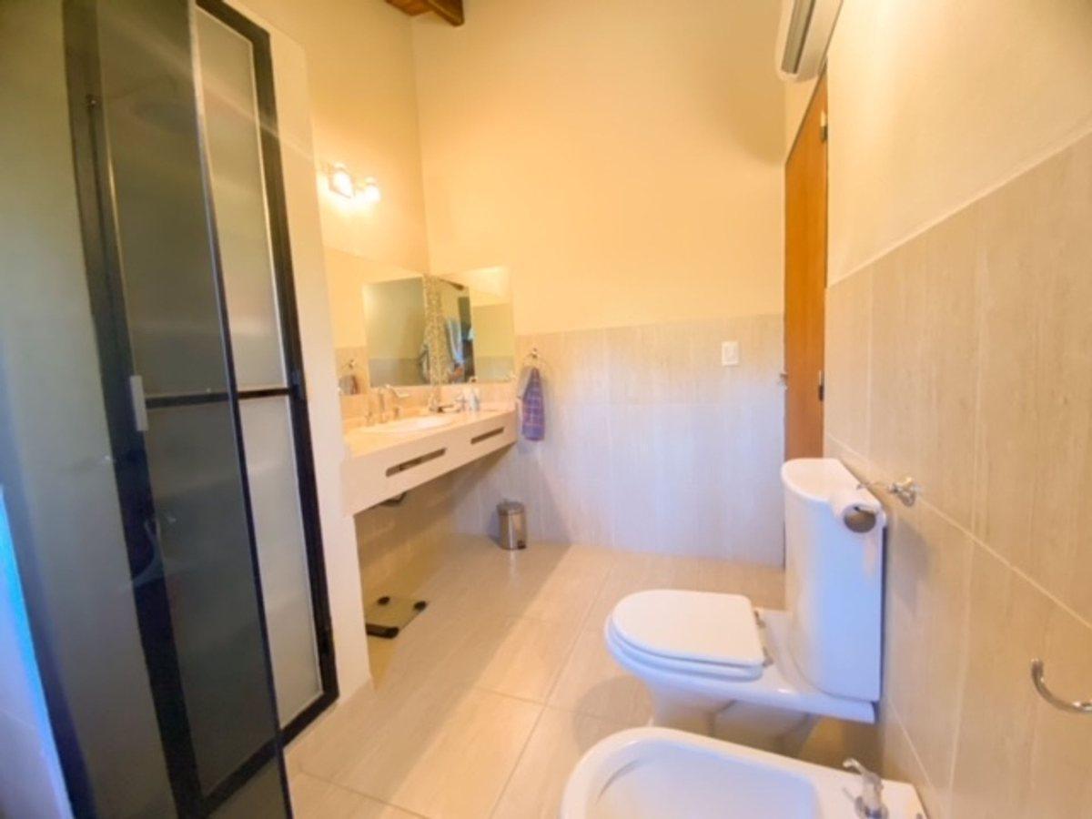Foto de VENTA CASA 2 DORMITORIOS CON PILETA AGUA DE ORO, imagen 2