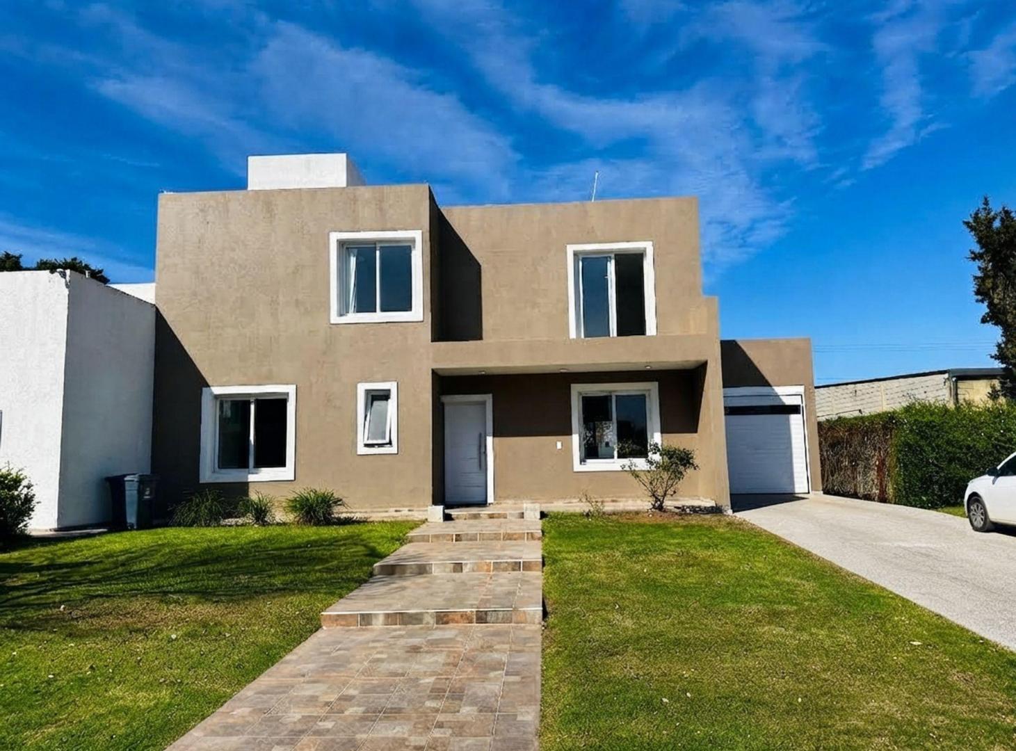 Foto de CASA EN VENTA 4 DORM CON PILETA, GALERÍA Y COCHERA, imagen 1
