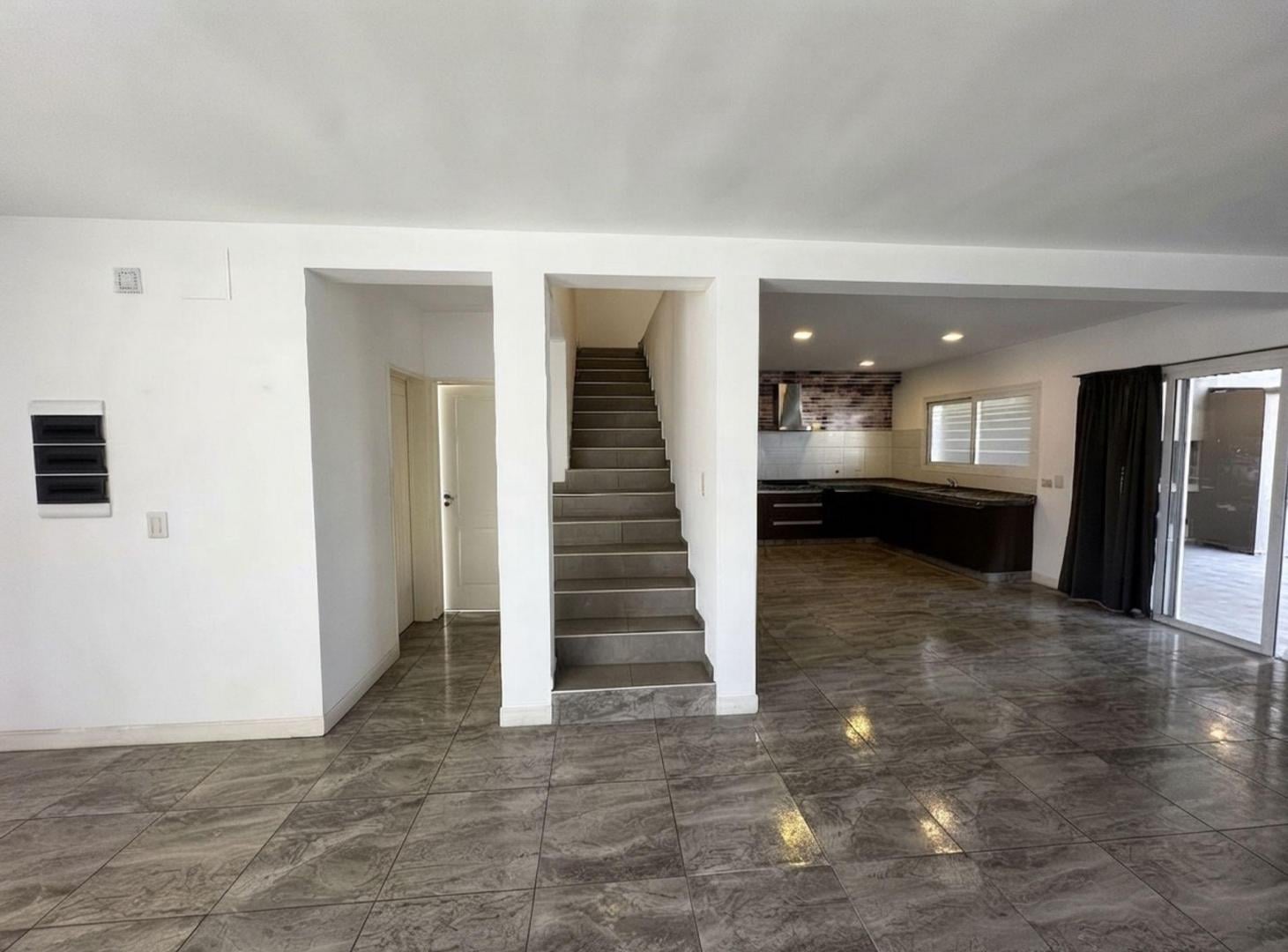 Foto de CASA EN VENTA 4 DORM CON PILETA, GALERÍA Y COCHERA, imagen 2