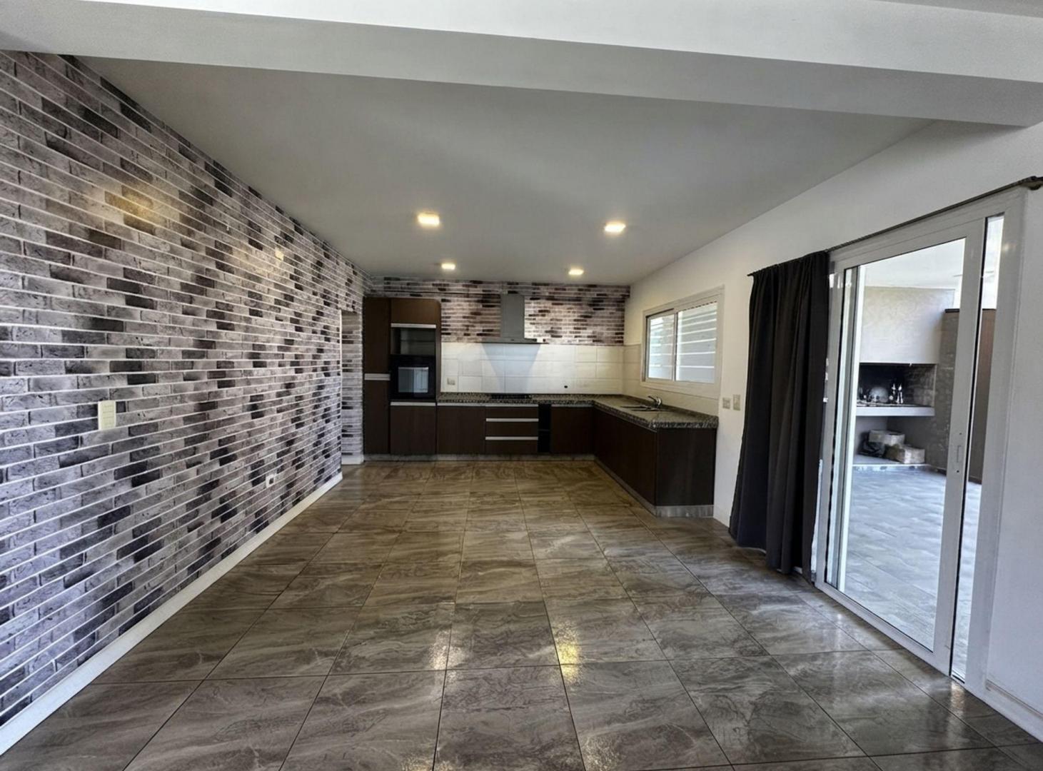 Foto de CASA EN VENTA 4 DORM CON PILETA, GALERÍA Y COCHERA, imagen 3