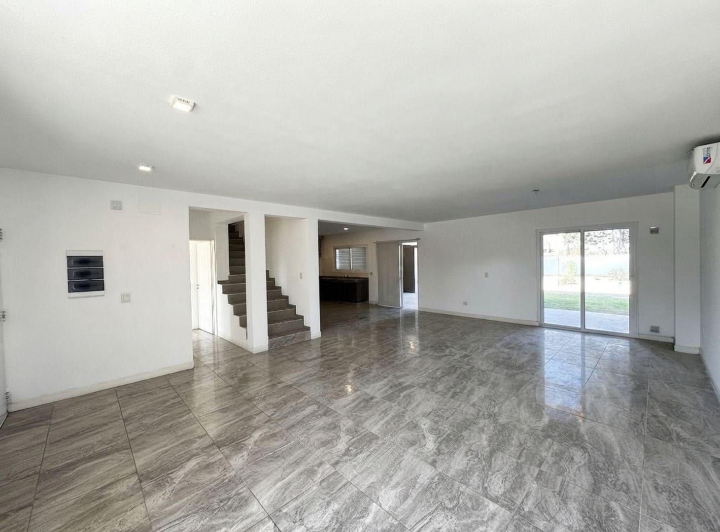 Foto de CASA EN VENTA 4 DORM CON PILETA, GALERÍA Y COCHERA, imagen 5