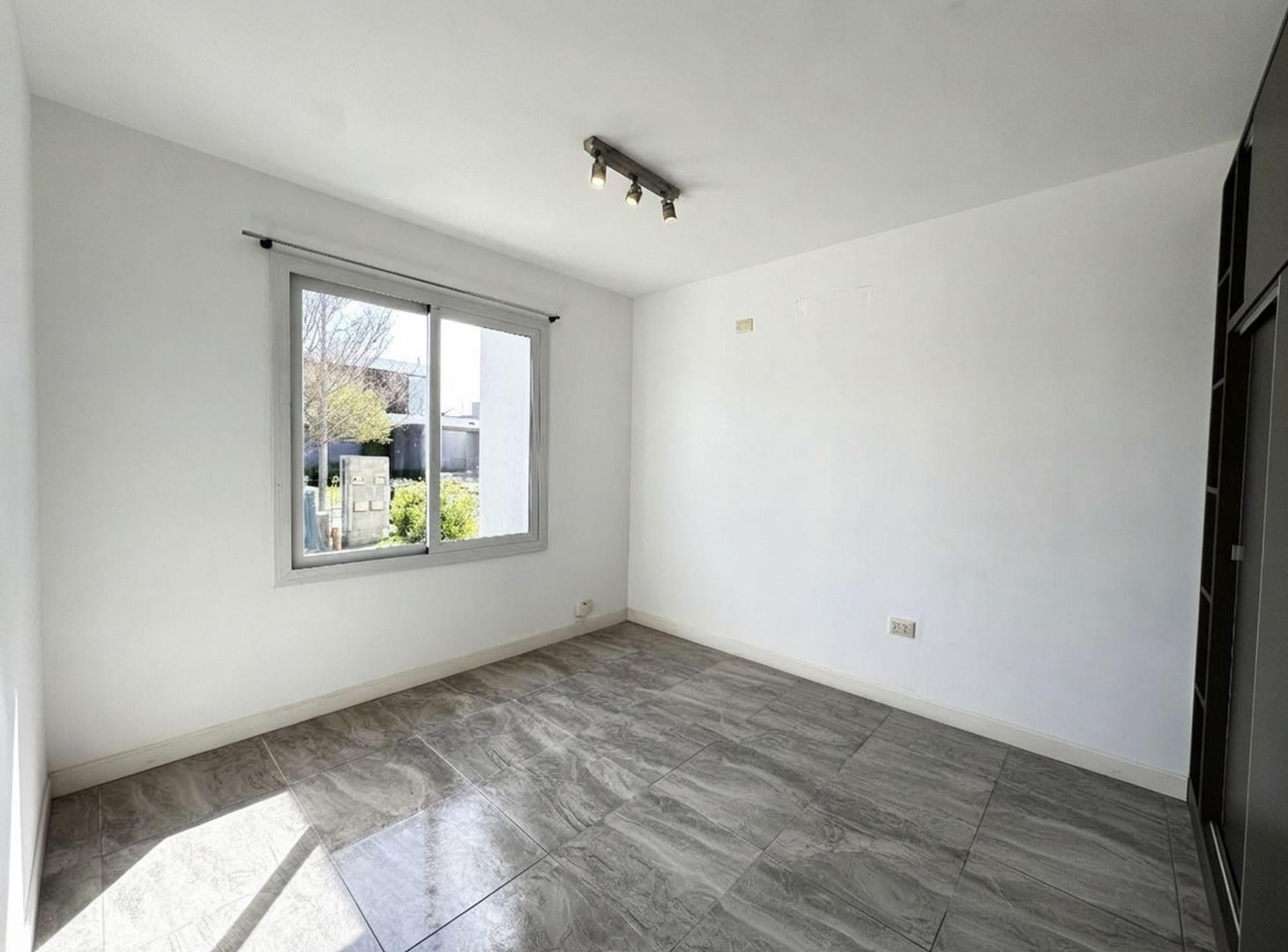Foto de CASA EN VENTA 4 DORM CON PILETA, GALERÍA Y COCHERA, imagen 4