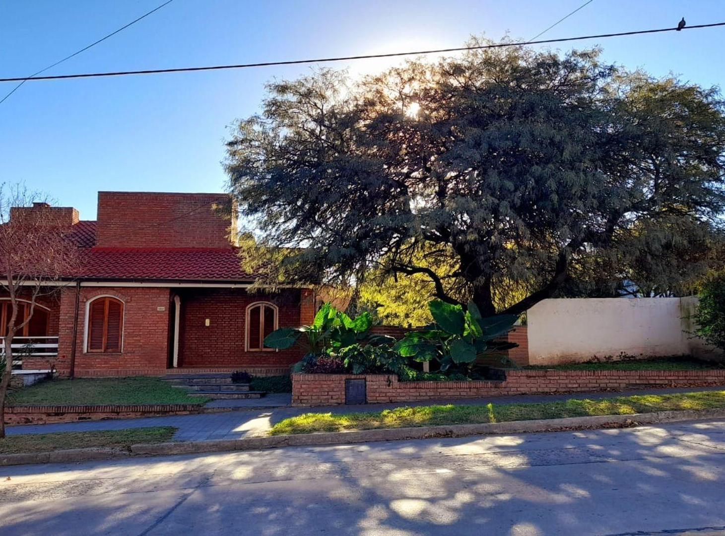 Foto de VENTA CASA 4 DORM 3 BAÑOS PILETA QUINCHO URCA, imagen 2