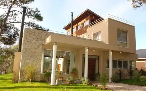CASA EN CARILO CON PILETA EN VENTA 3