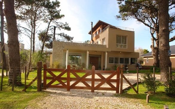 CASA EN CARILO CON PILETA EN VENTA