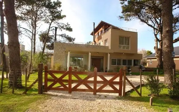 CASA EN CARILO CON PILETA EN VENTA 1