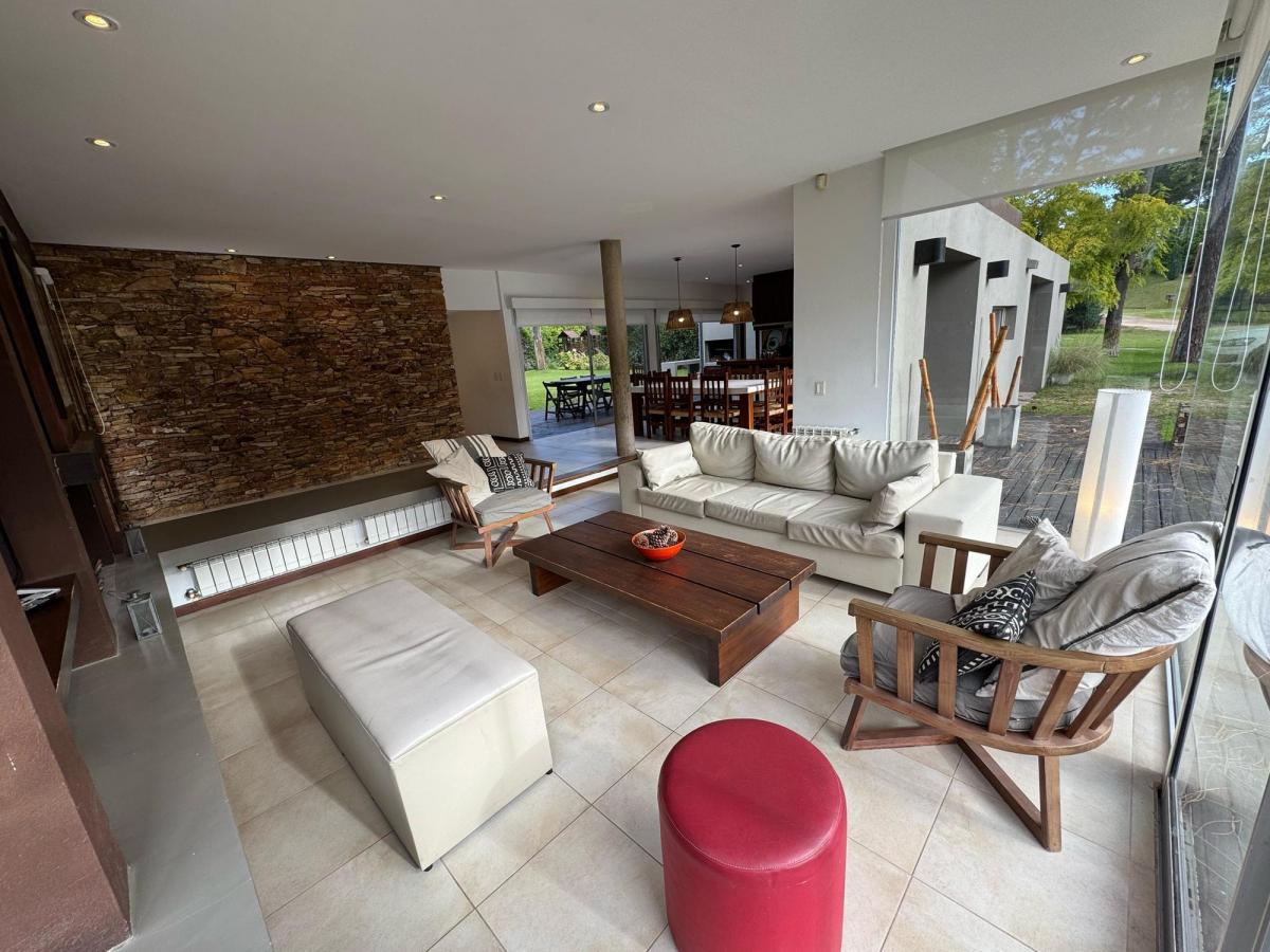 CASA A LA VENTA EN BARRIO ALAMOS - ALAMOS Y DE LA DERIVA