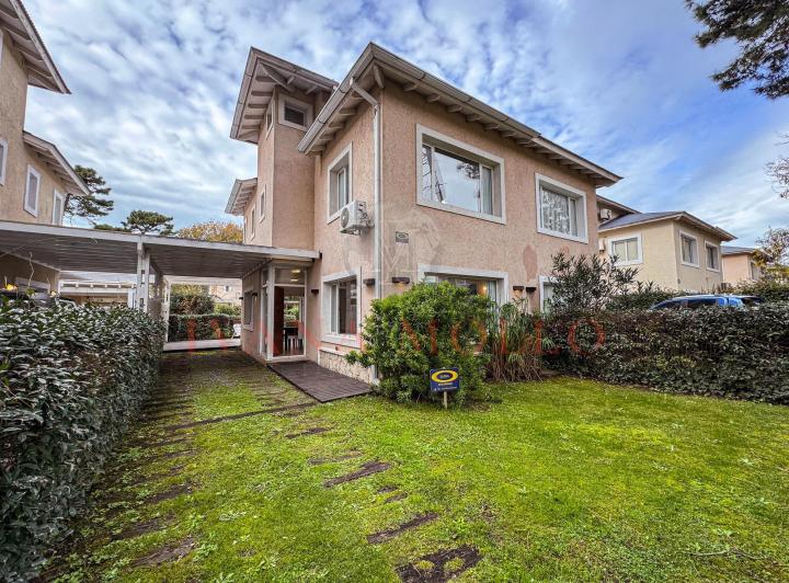 DE LAS HESPÉRIDES 1693 - TRIPLEX A LA VENTA EN PINAMAR