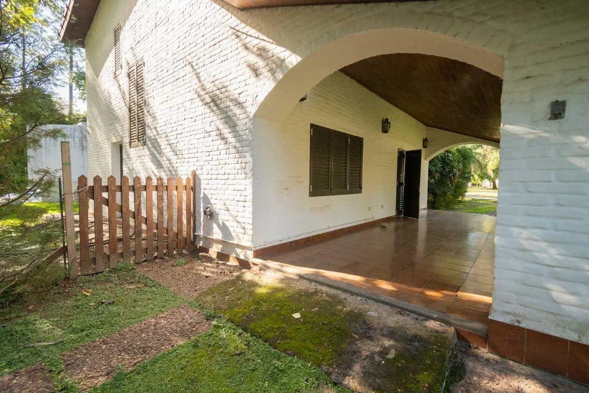 Se vende casa con pileta en Los Molinos 2