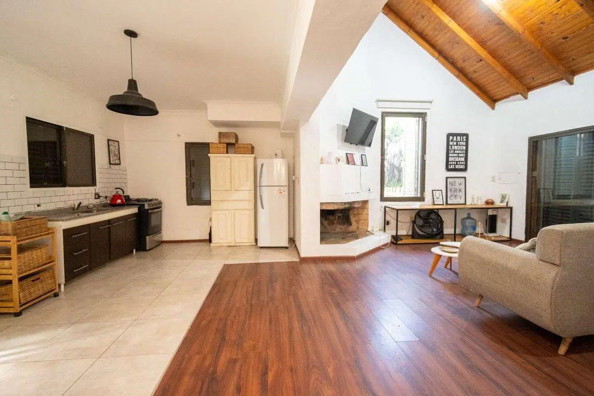 Se vende casa con pileta en Los Molinos 5