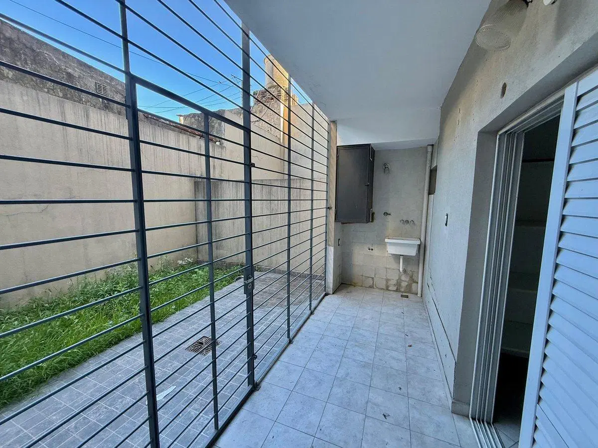 SE VENDE DEPTO 1 DORM EN PB CON PATIO GRL PAZ 5400 3