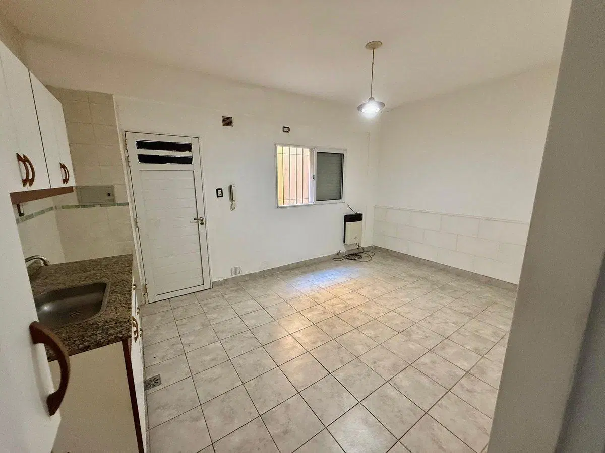 SE VENDE DEPTO 1 DORM EN PB CON PATIO GRL PAZ 5400 5