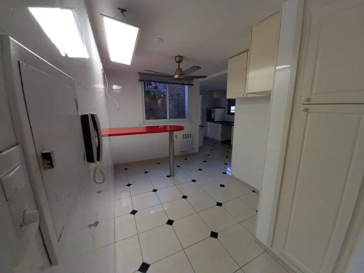REMAX vende Casa de Categoria. Excelente ubicación 3