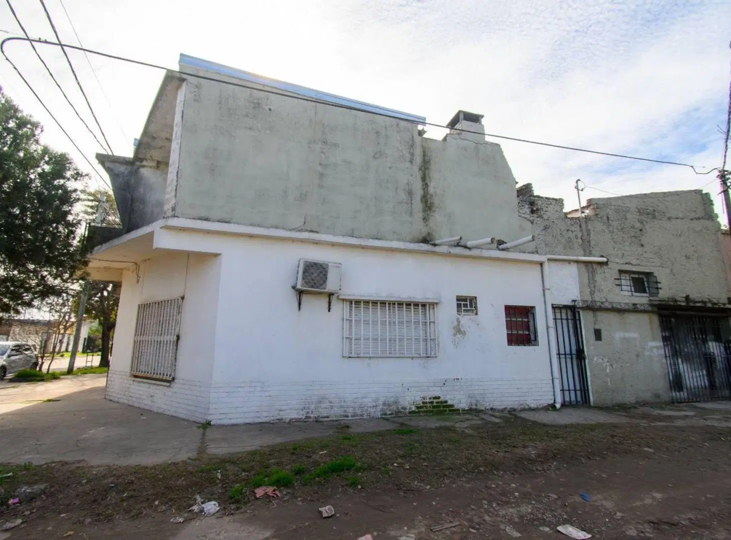 3 departamentos y galpón. SE VENDE 3