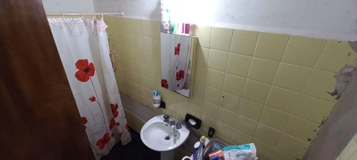 Propiedad q/consta de 4 Casas y un local comercial 5