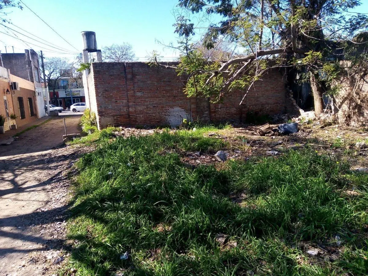 Casa con gran terreno en Avenida Lujan 2
