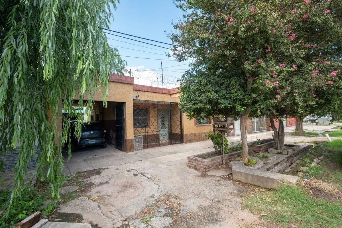 Se vende casa a 100m de Aristóbulo del Valle 2