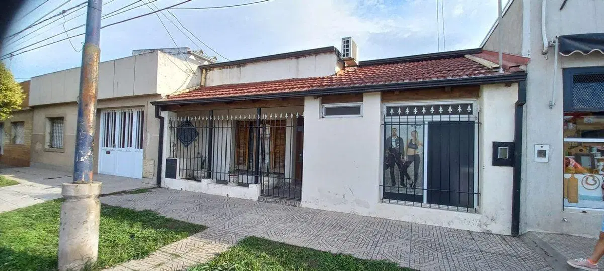 Casa 2 Dormitorios, Local y Patio,Zona E.Encendida 5