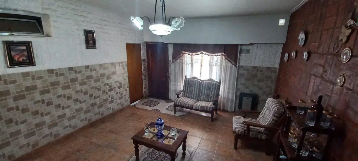 Casa 2 Dormitorios, Local y Patio,Zona E.Encendida 2