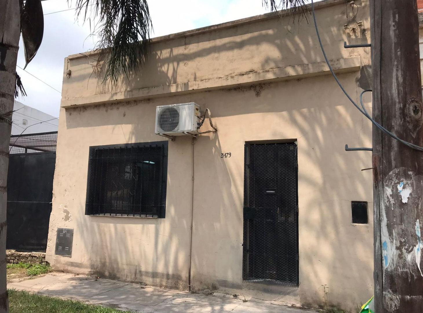 Se alquila Casa un dormitorio+ patio y cochera.