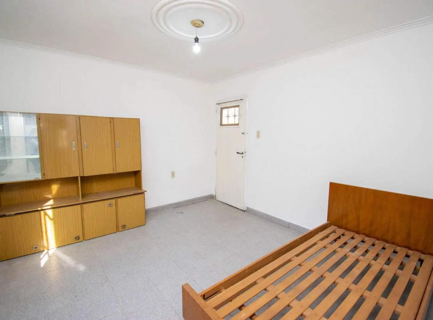 Se alquila Casa un dormitorio+ patio y cochera. 3