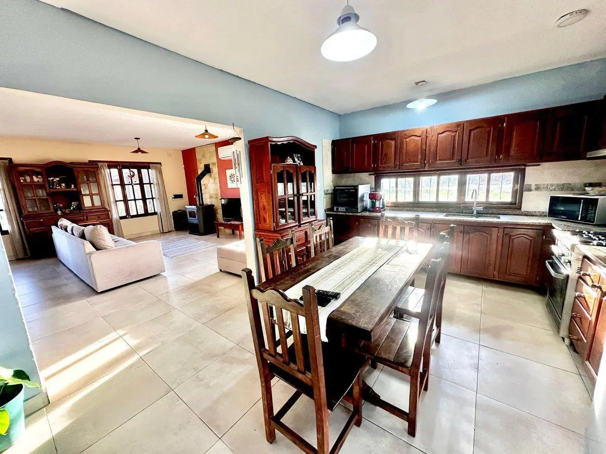 SE VENDE IMPECABLE CASA EN JARDINES DE LA COSTA II 2