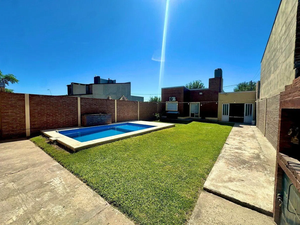 SE VENDE CASA PATIO/PILETA Y QUINCHO EN PRADERA II 5