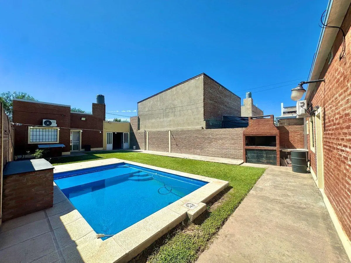 SE VENDE CASA PATIO/PILETA Y QUINCHO EN PRADERA II 2