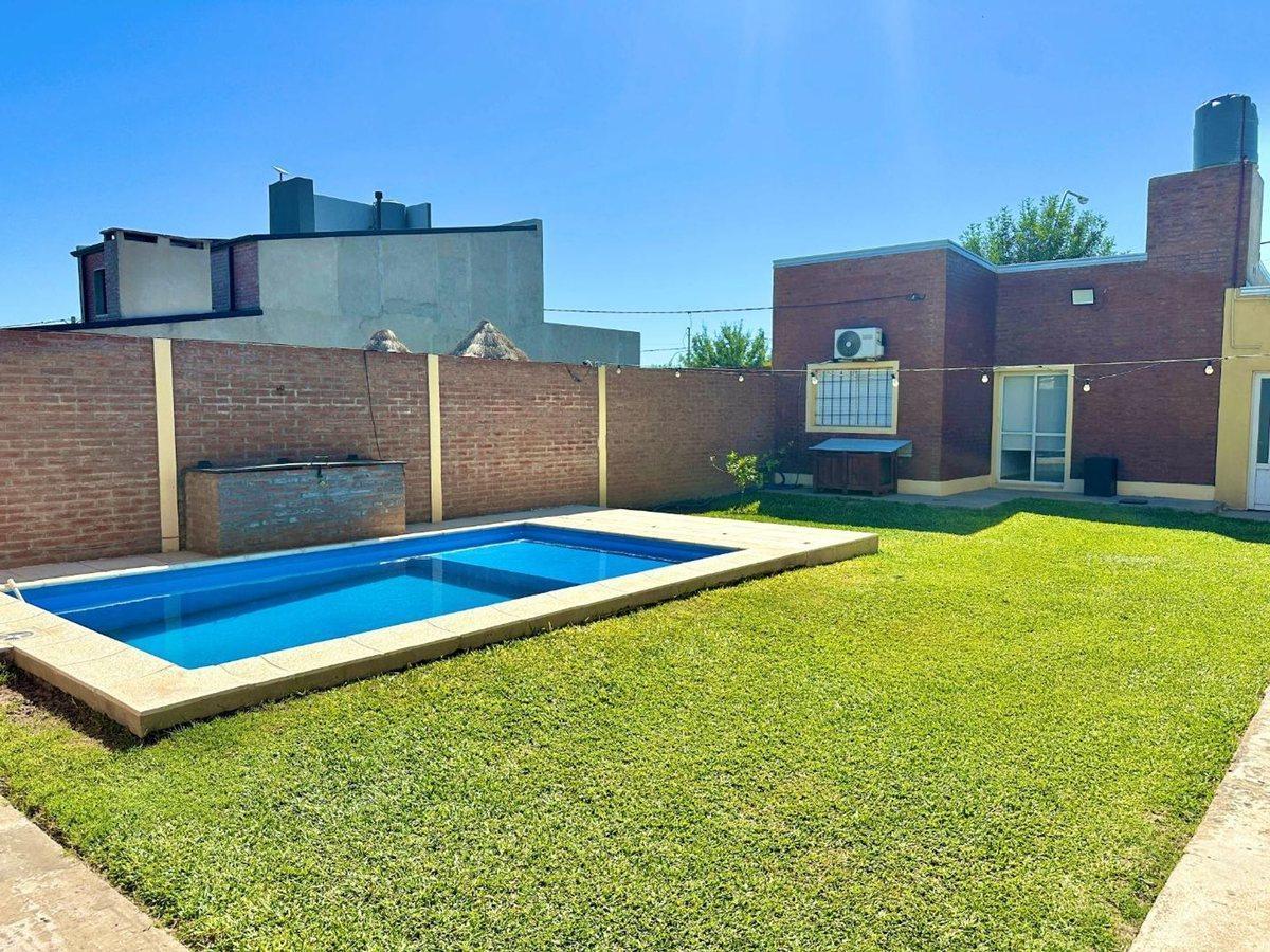 SE VENDE CASA PATIO/PILETA Y QUINCHO EN PRADERA II