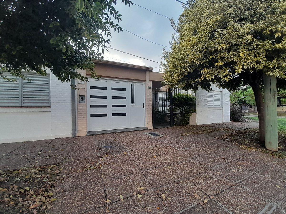 Casa de 1 dormitorio y garaje, Sarmiento 7100