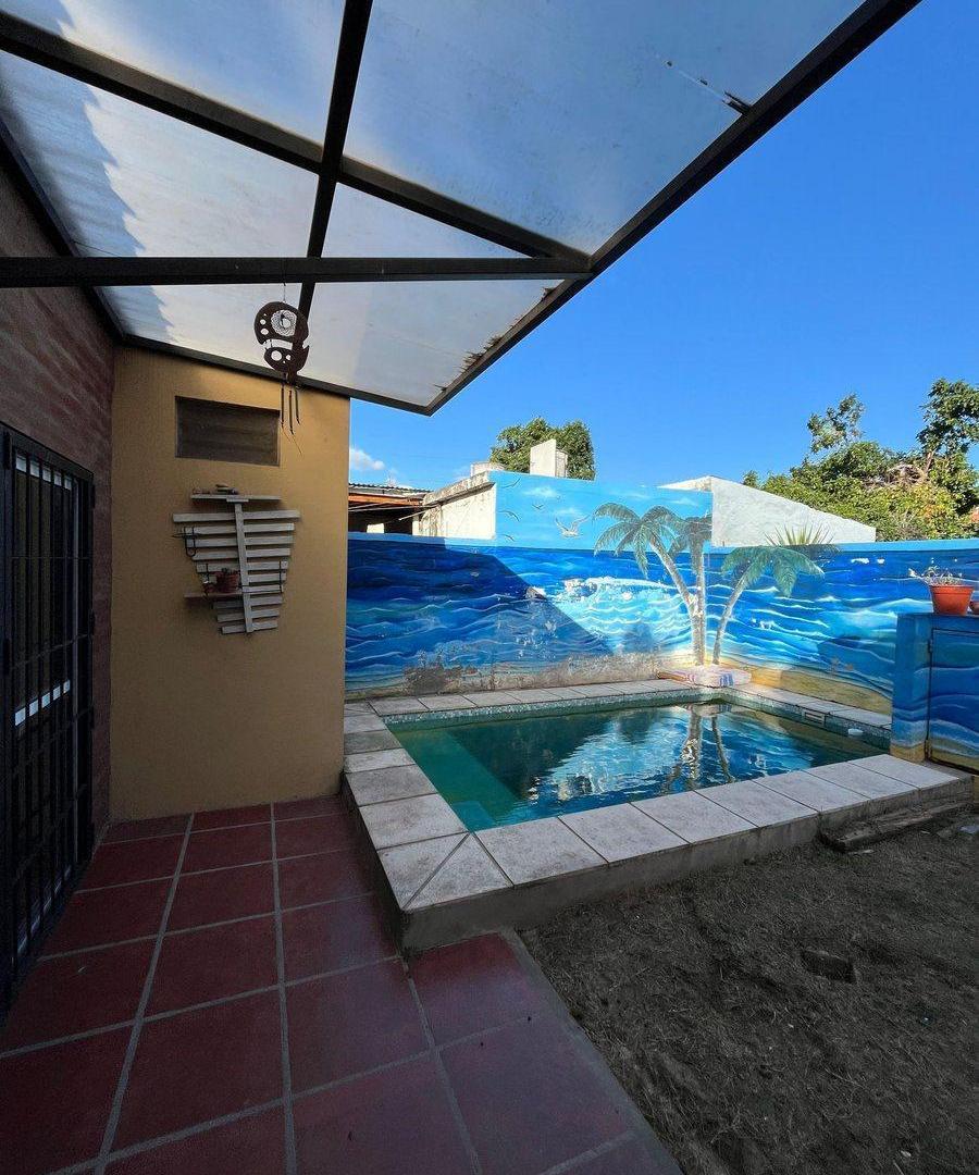 Casa con pileta y quincho Santoto