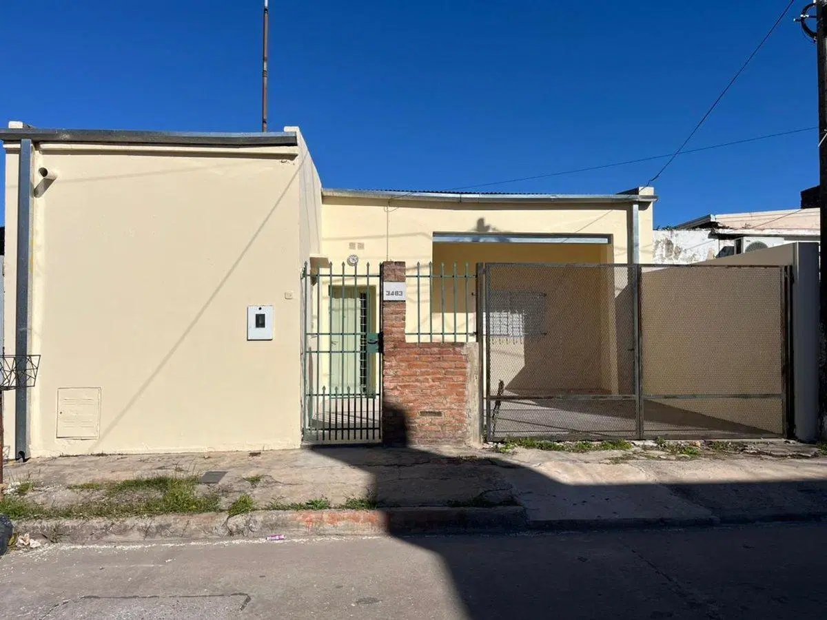 REMAX ALQUILA CASA DE 3 DORM.  COCHERA Y PATIO 2
