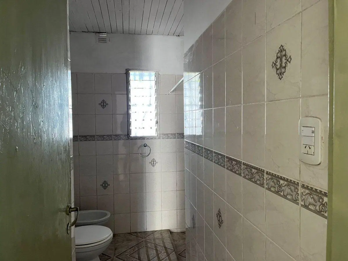 REMAX ALQUILA CASA DE 3 DORM.  COCHERA Y PATIO 4