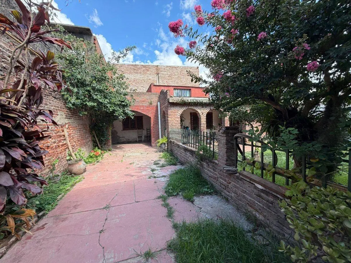 Casa Interna con gran terreno cercana a Avenida. 2