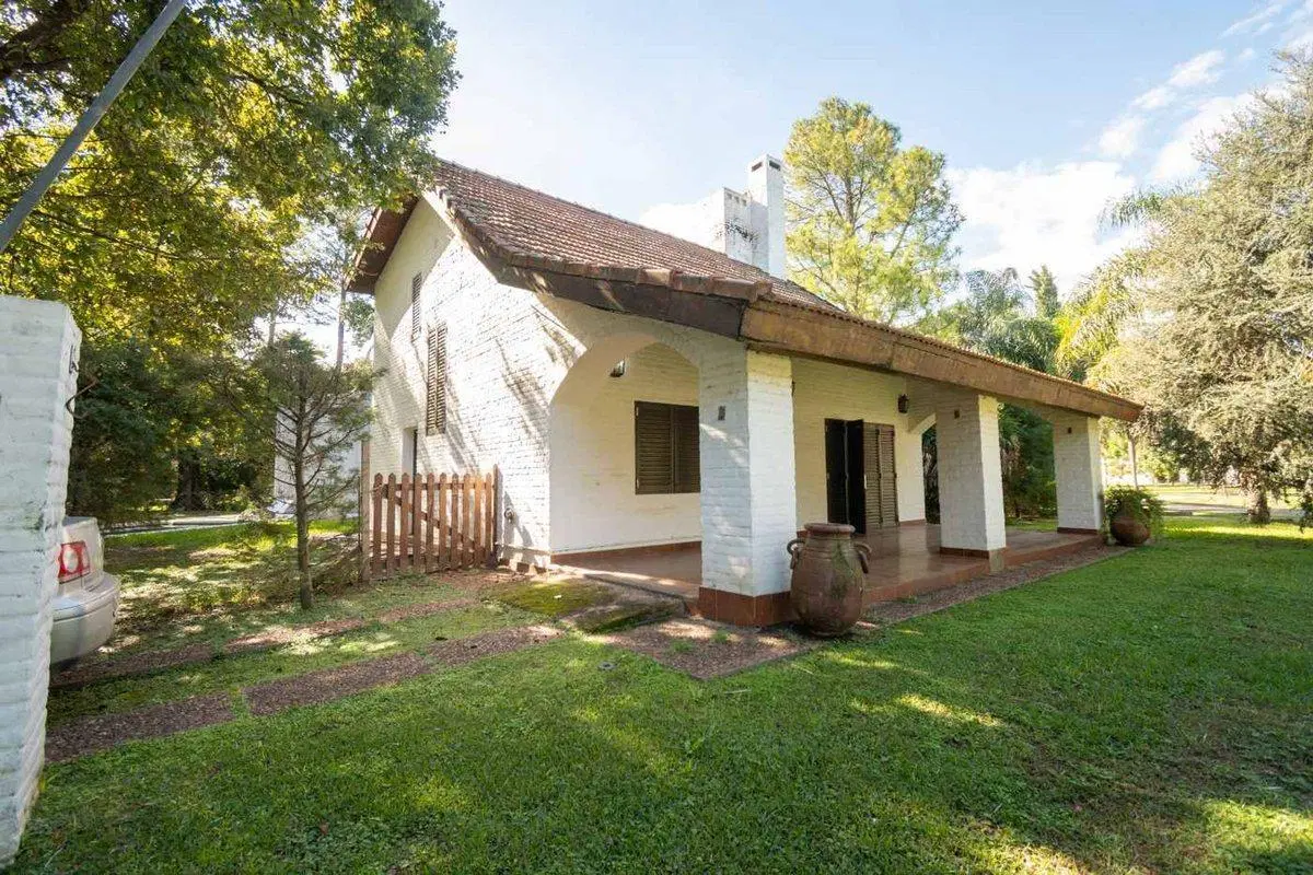 Se vende casa con pileta en Los Molinos 3