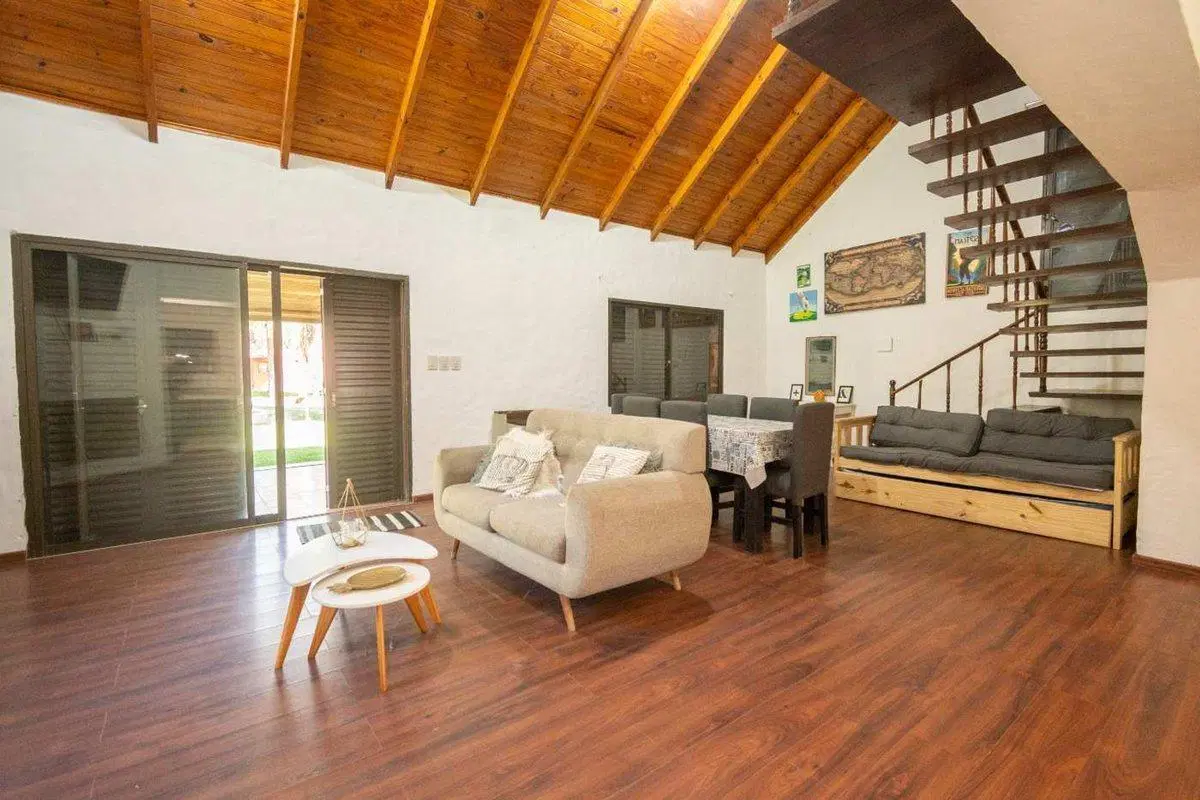 Se vende casa con pileta en Los Molinos 2