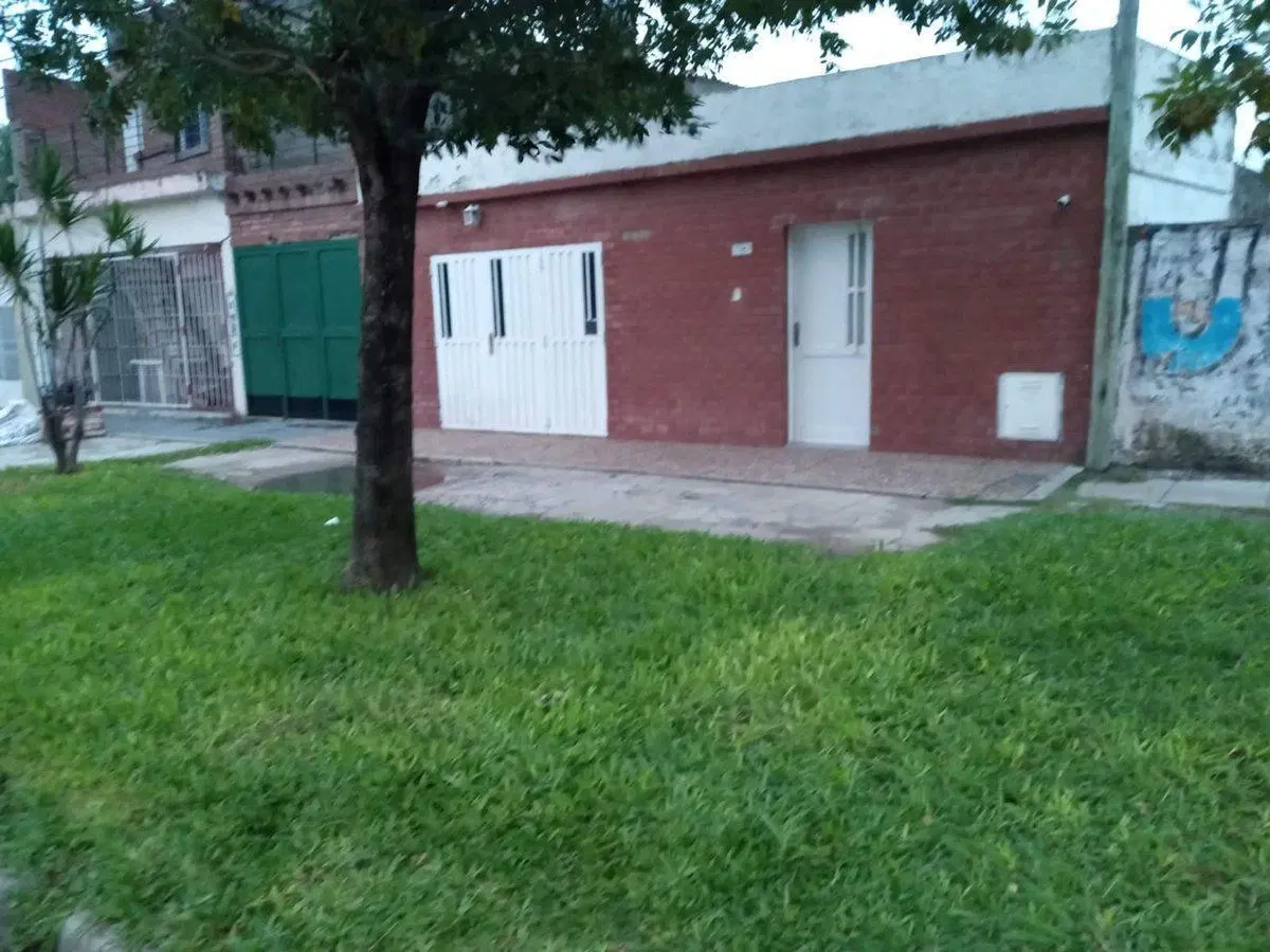 Casa de 5 ambientes, cochera, Peñaloza al 7100 3
