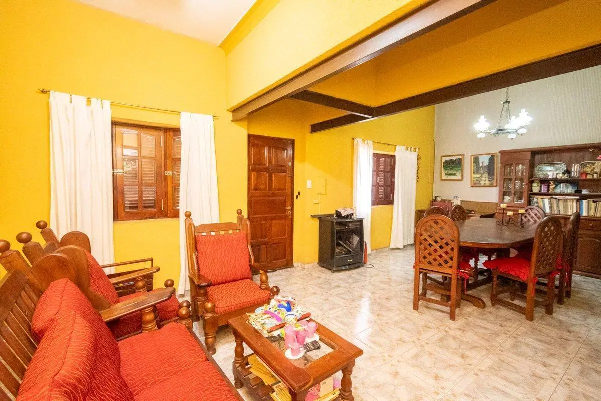 Casa amplia en venta con departamento interno 5