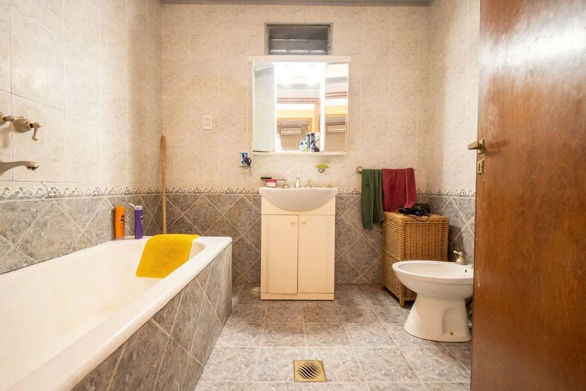 Casa amplia en venta con departamento interno 3