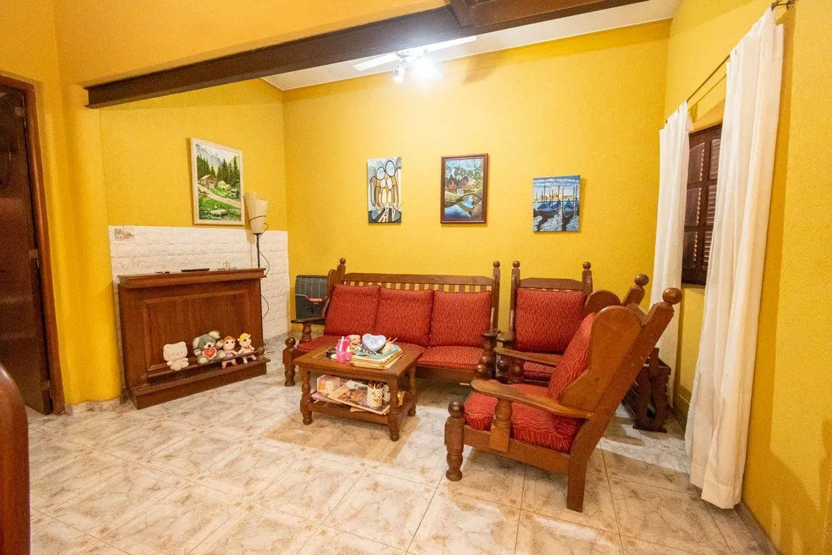 Casa amplia en venta con departamento interno 4