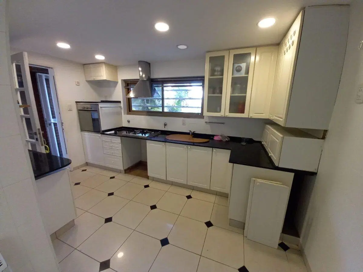 REMAX vende Casa de Categoria. Excelente ubicación 4