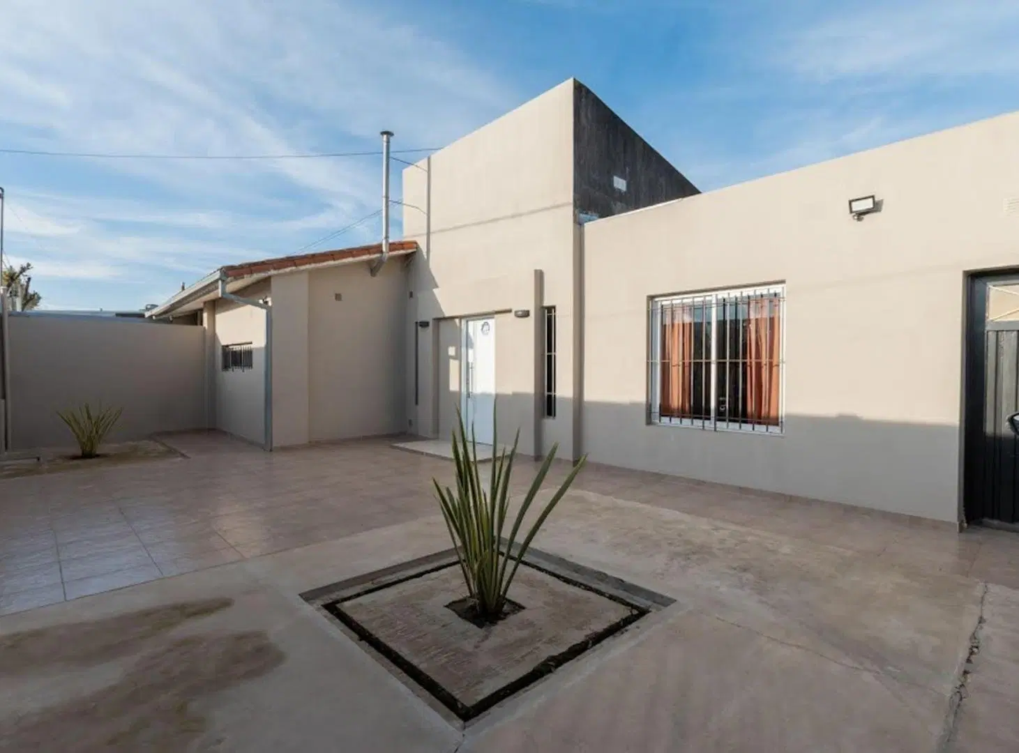 SE VENDE CASA MODERNA, FUNCIONAL Y AMPLIO TERRENO. 2