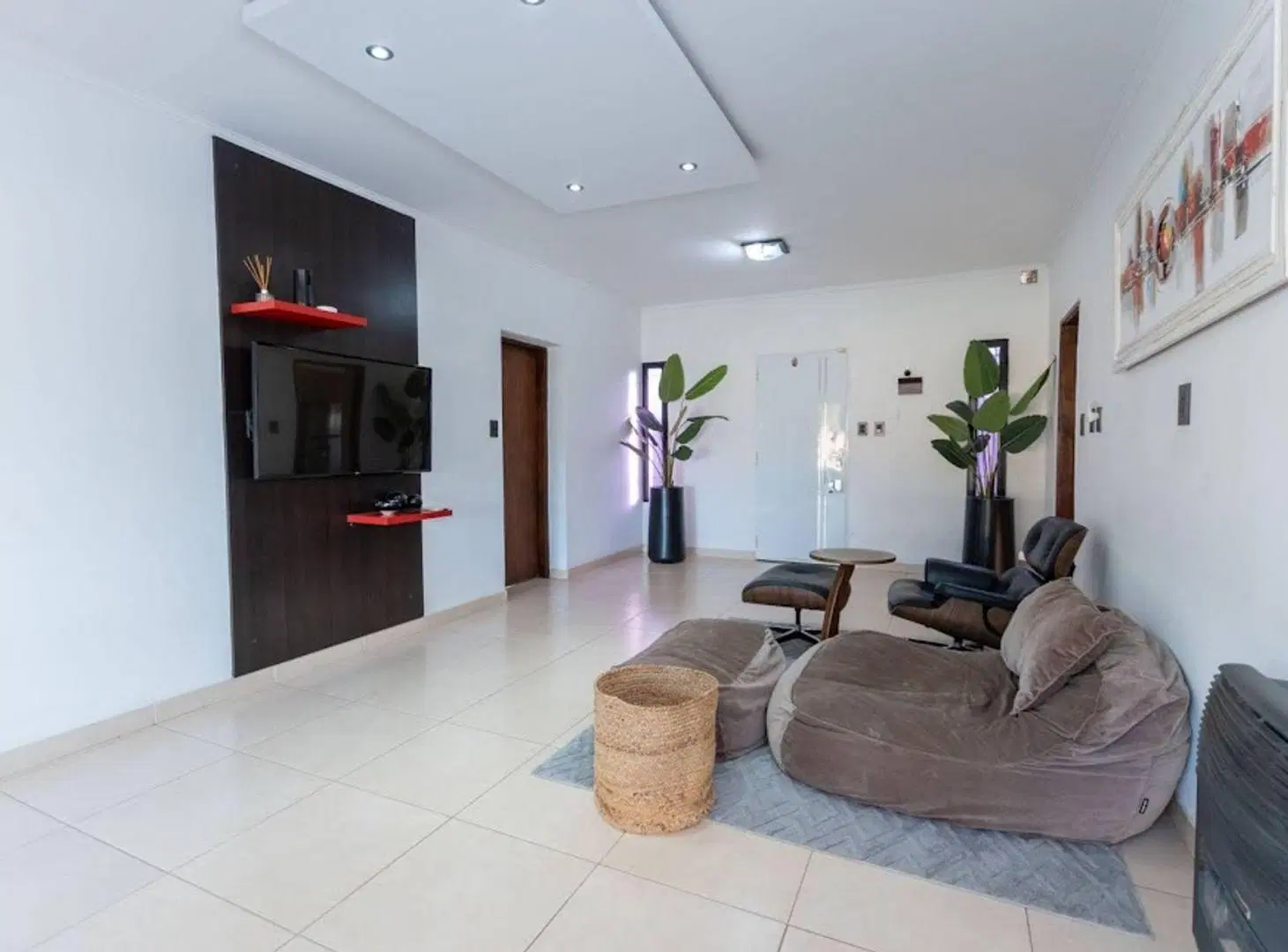 SE VENDE CASA MODERNA, FUNCIONAL Y AMPLIO TERRENO. 4