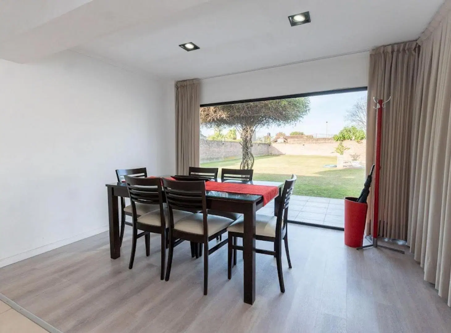 SE VENDE CASA MODERNA, FUNCIONAL Y AMPLIO TERRENO. 8