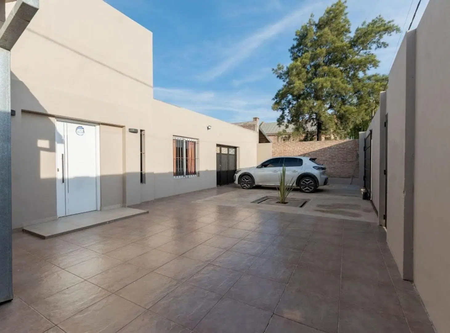 SE VENDE CASA MODERNA, FUNCIONAL Y AMPLIO TERRENO. 3
