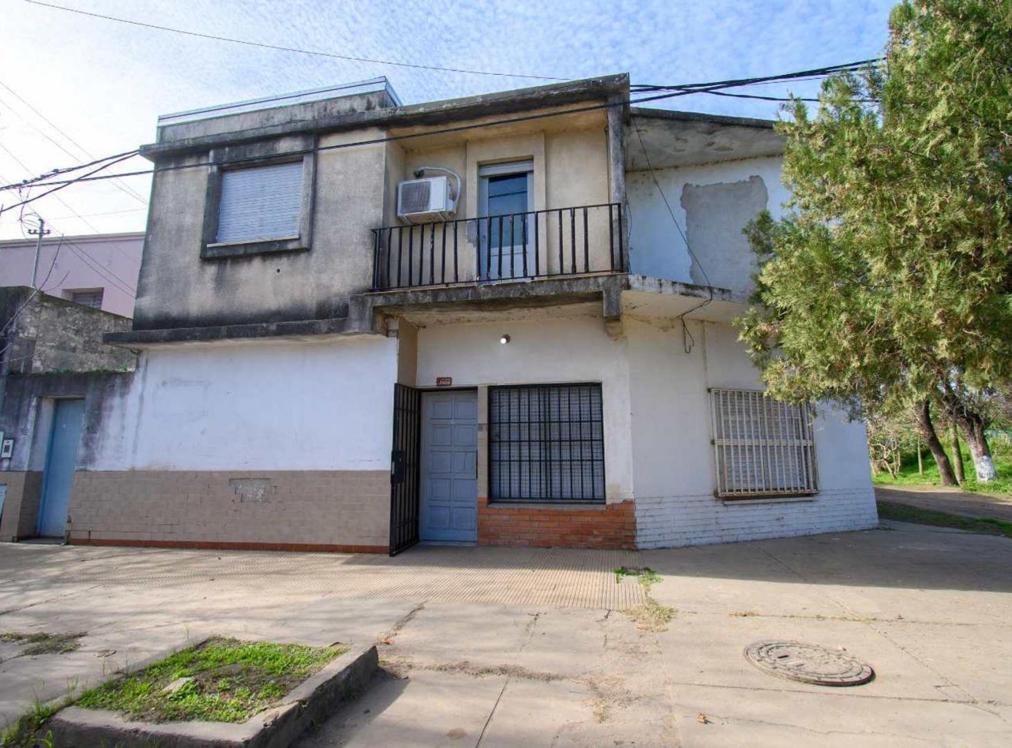 3 departamentos y galpón. SE VENDE