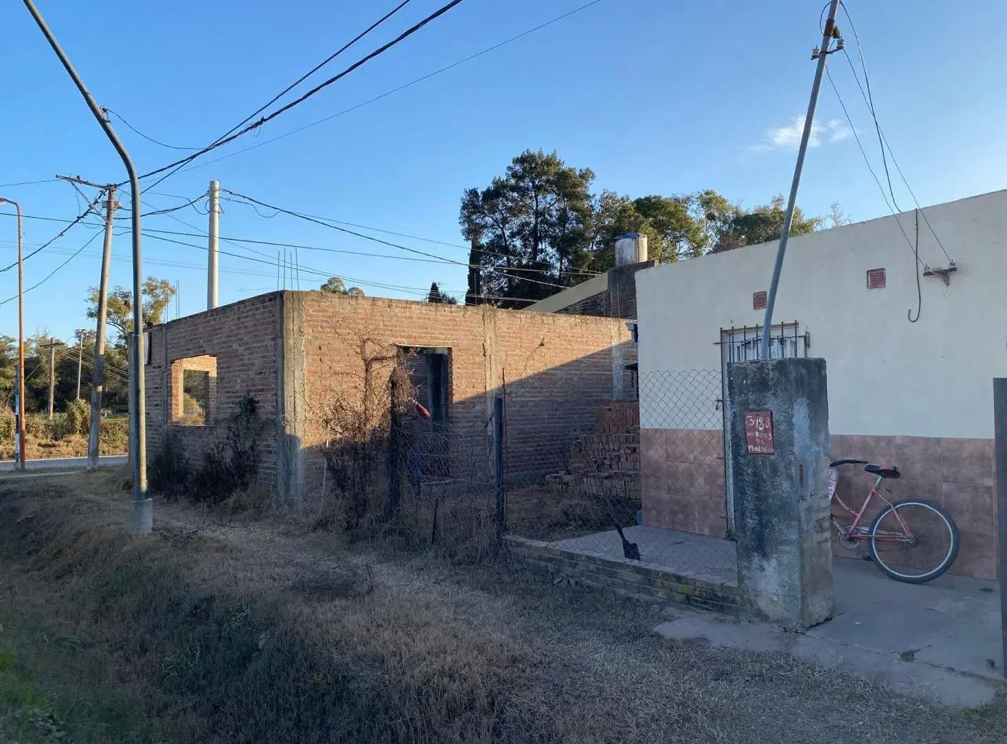 Casa de 1 dormitorio y local comercial  Recreo Sur 2