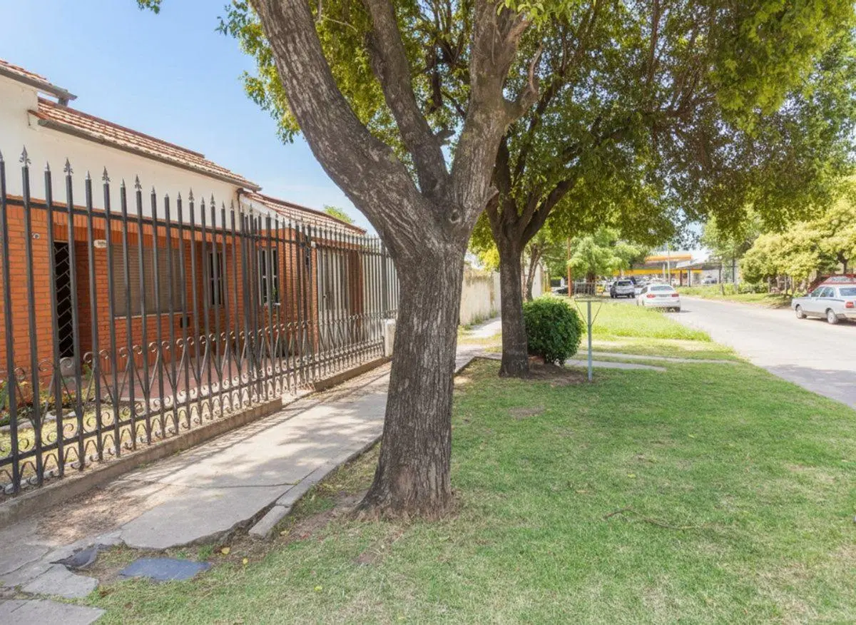 CASA DE TRES DORMITORIO Y COCHERA EN SANTO TOMÉ 4