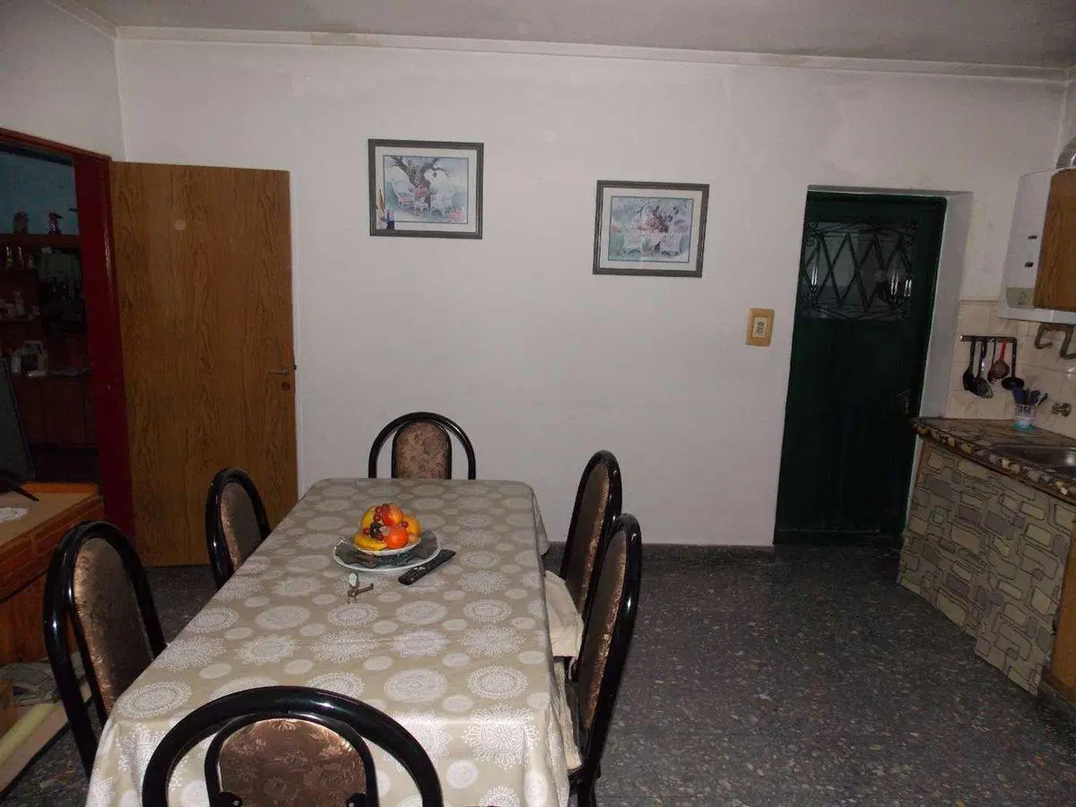 CASA DE TRES DORMITORIO Y COCHERA EN SANTO TOMÉ 8